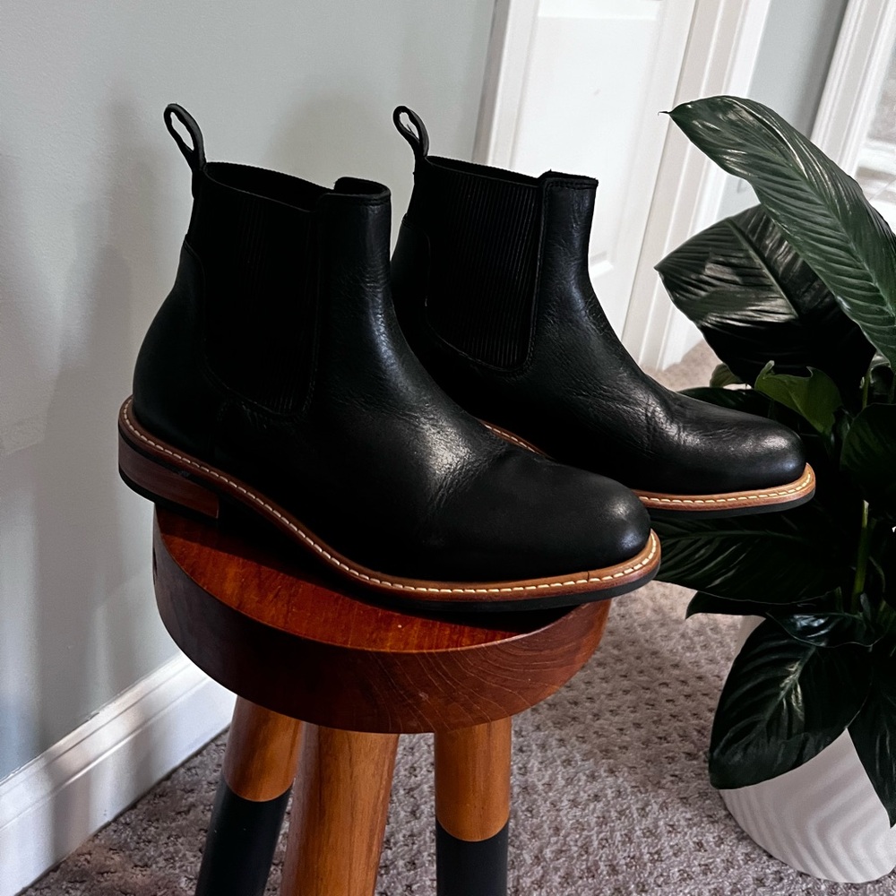 Nisolo NWOT black leather chelsea boots